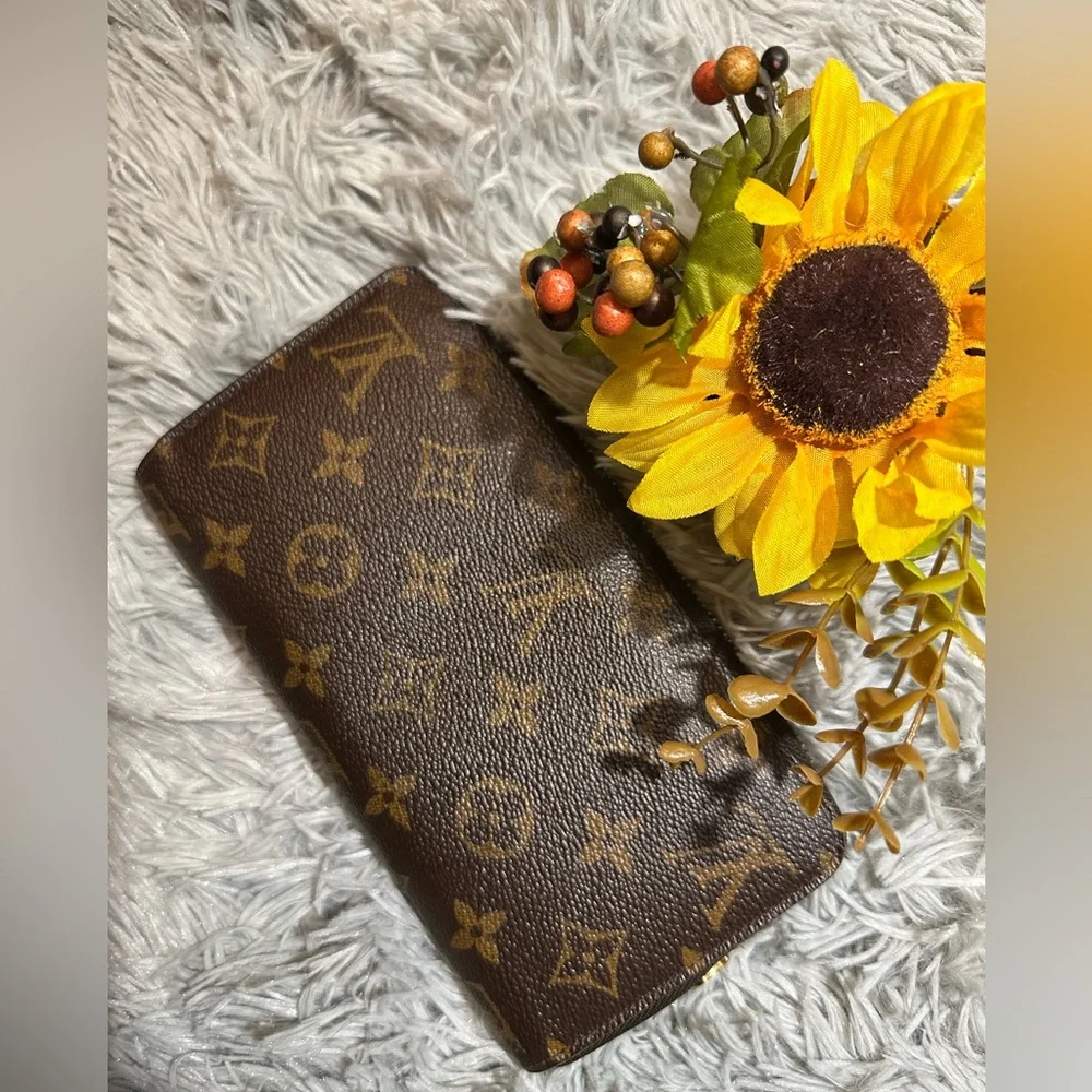 Louis Vuitton Monogram Zippy Wallet - Picture 14 of 16